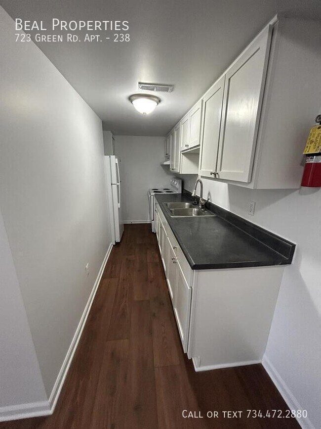 Foto del edificio - 723 Green Rd