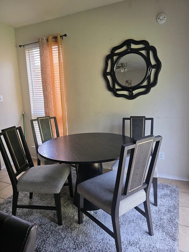 Foto del edificio - Room in House on Melanie Ct