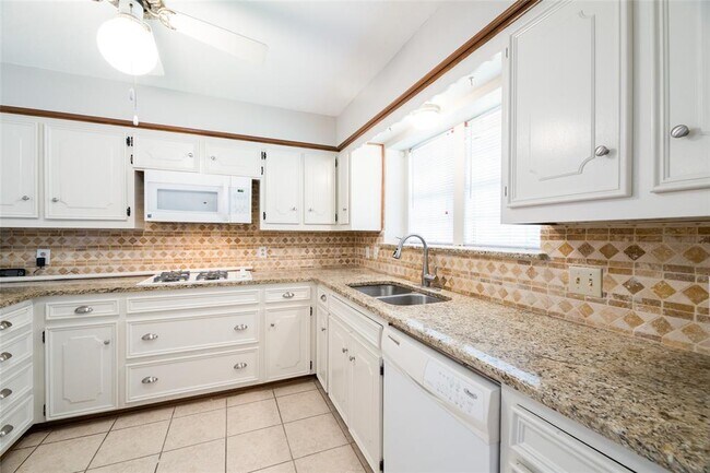 Building Photo - 2120 Hunters Ridge