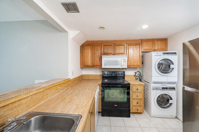 Building Photo - 810 SW 105th Ave