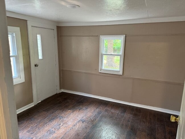 Building Photo - 1615 S Oak Ave
