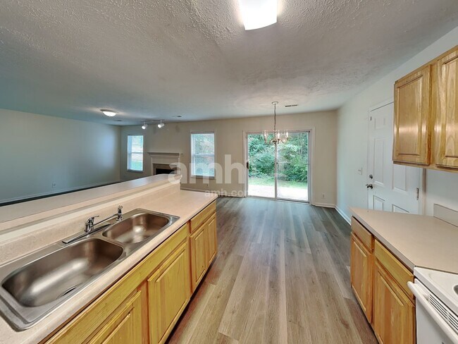 Foto del edificio - 2425 Edencrest Dr