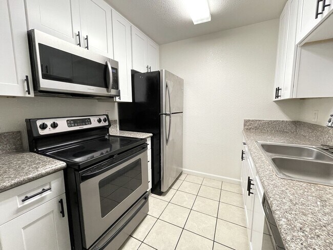 Foto del edificio - Beautiful Updated First Floor Condo! **Mov...