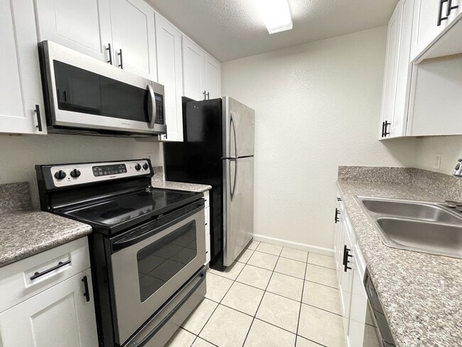 Building Photo - Beautiful Updated First Floor Condo! **Mov...
