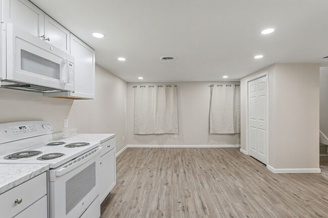 Building Photo - 100 Old York Rd