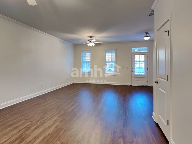 Foto del edificio - 107 Windy Creek Ln