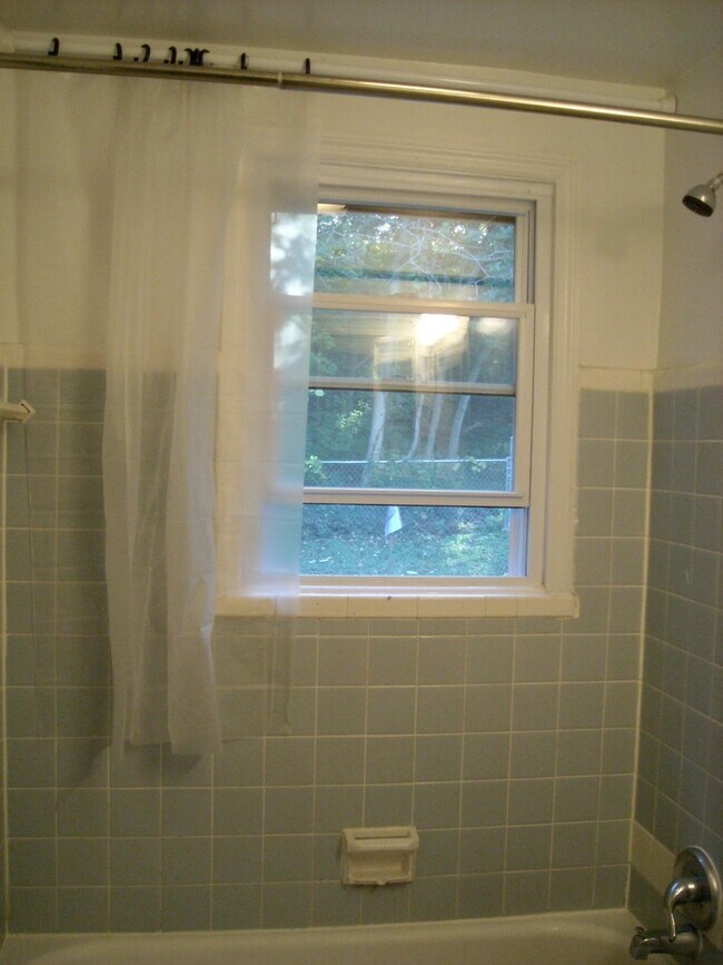 Foto del edificio - 2 Bedroom Single Family Home!  Updated pic...