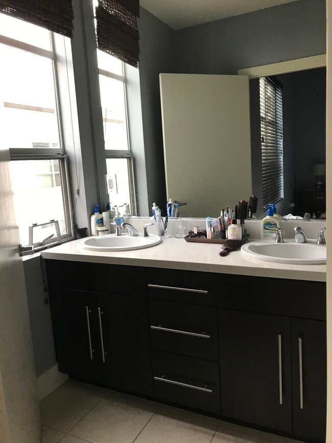 Master bathroom - 1 E Julian St