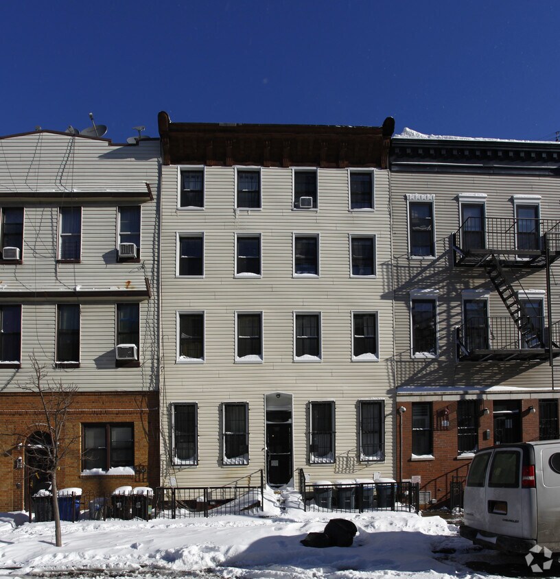 Foto del edificio - 243 Irving Ave