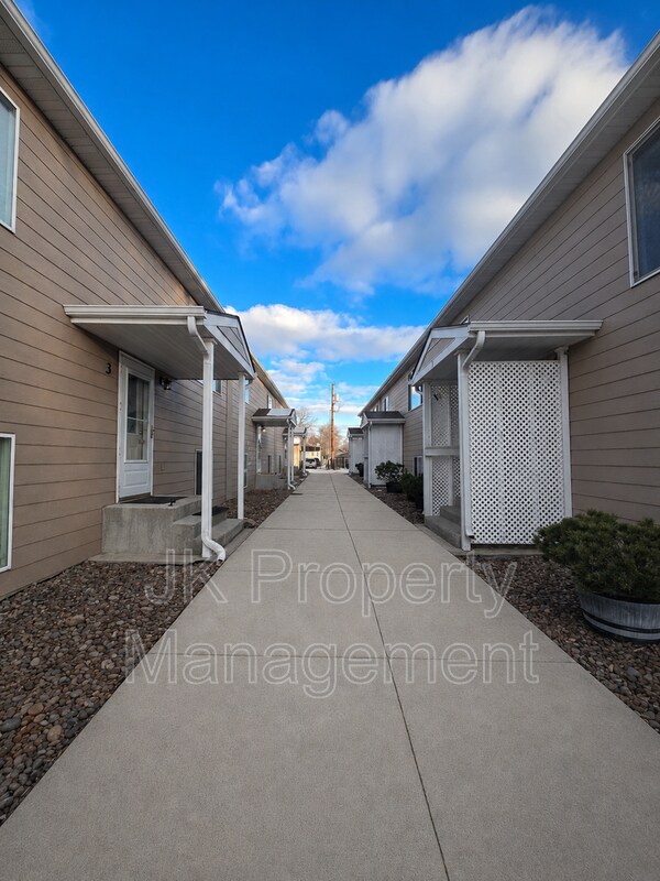 Building Photo - 819 6th Ave S