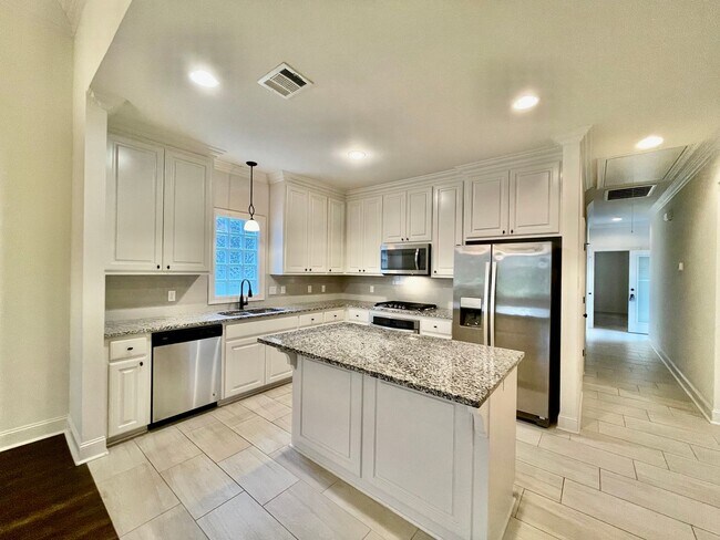 Building Photo - Fantastic 4 Bedroom on the Lake & includes...