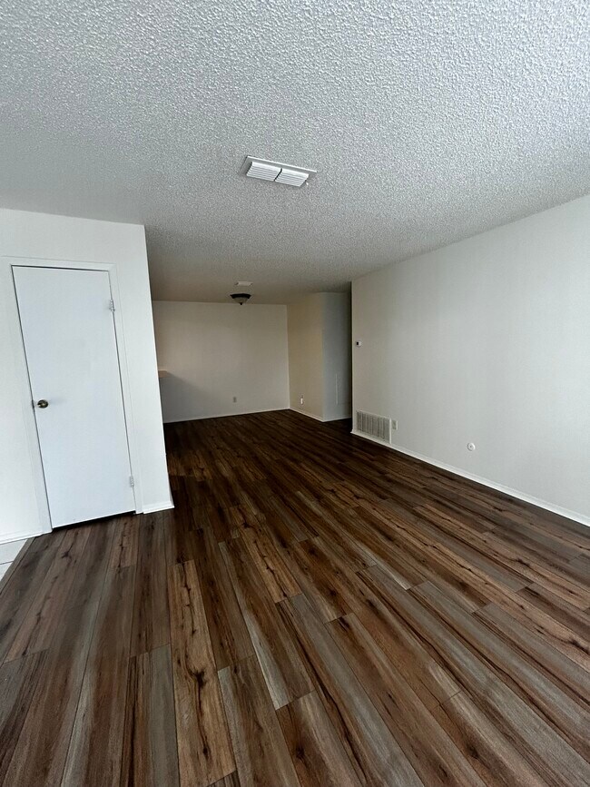 Sala de estar/comedor - 2365 E Geddes Ave