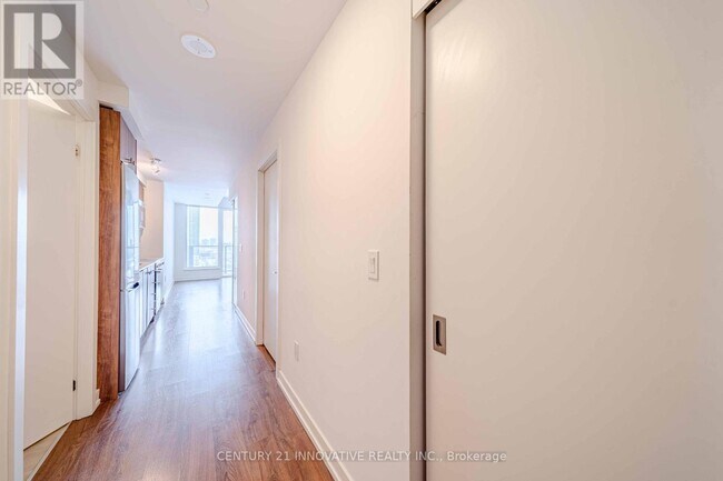 Building Photo - 15 Wellington St S