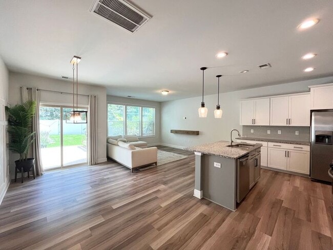 Building Photo - 1005 Longitude Dr