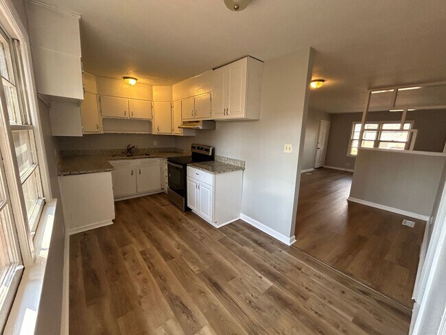 Foto del edificio - Charming 3BR brick home with Bonus Den