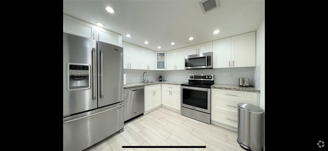 Building Photo - 2600 Collins Ave