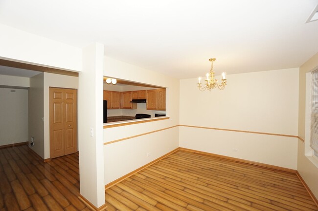 Building Photo - Large 3 bedroom 2.5 Bath + Loft + 3 car ga...