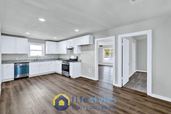 Building Photo - 907 NW Main St