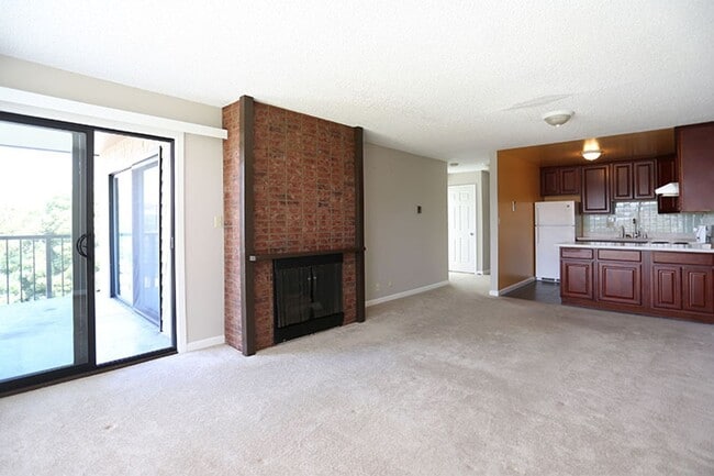 Foto del edificio - OPEN HOUSE: Thursday (4/23) 6:00pm-6:45pm. Contemporary, top floor 1BR/1BA in the Forest Knolls d...