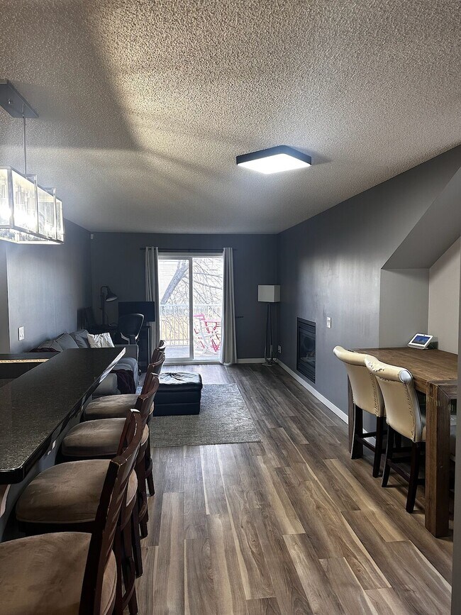 Building Photo - Warm 2 Bed/2Bath Townhome Located in Inglewood