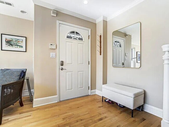 Foto del edificio - 328 W 6th St