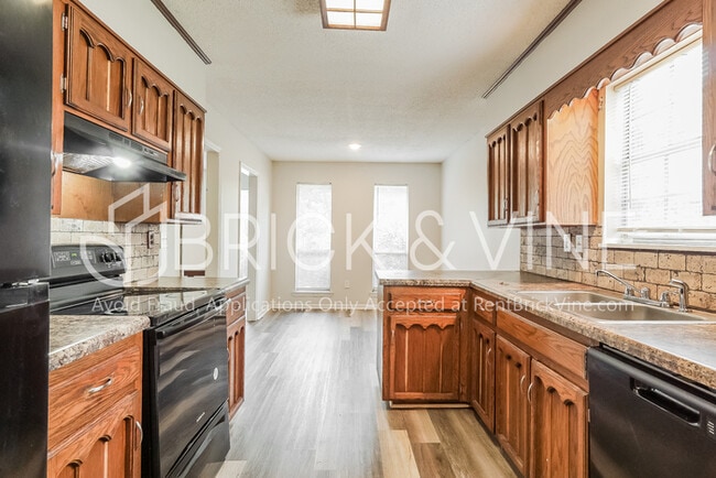 Foto del edificio - 2228 Cedarcrest Dr