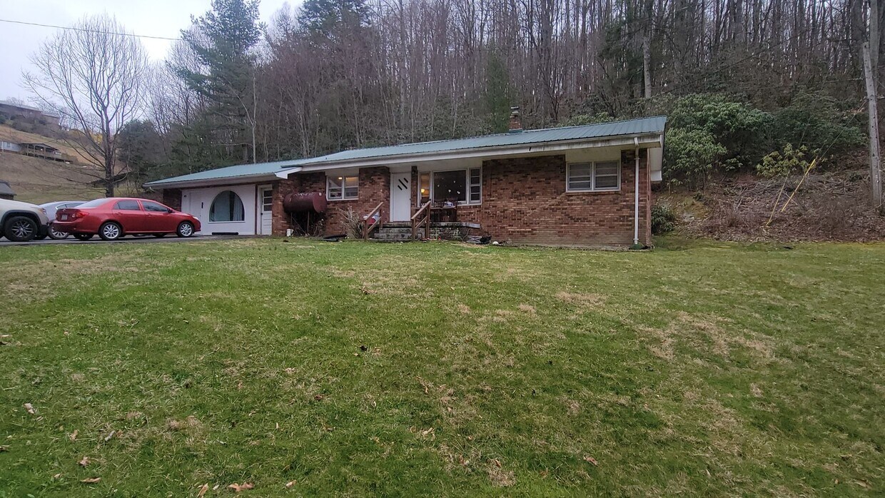 Foto principal - 168 Roy E Brown Rd