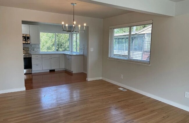 Building Photo - Spacious 4 bd 2.5 ba Beacon Hill Home with Private Yard