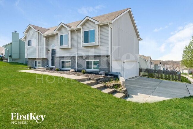 Building Photo - 9301 NE Paw Paw Dr