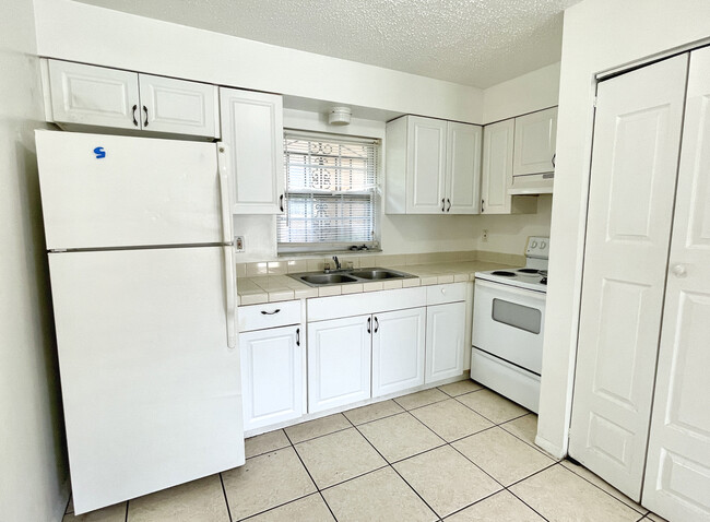 Building Photo - 2113 W Cypress St