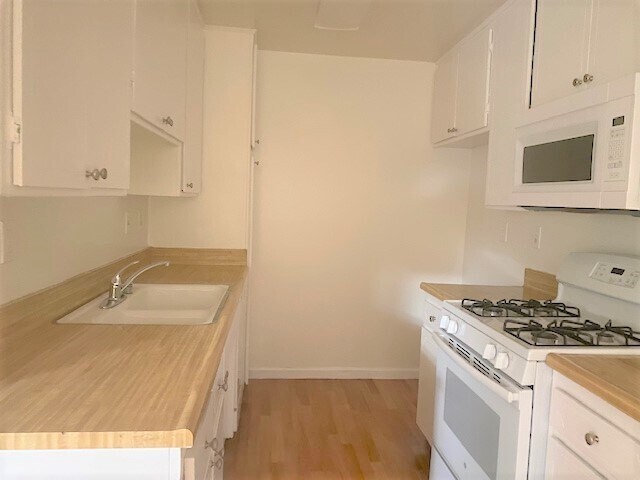 Foto del edificio - 13825 Vanowen St
