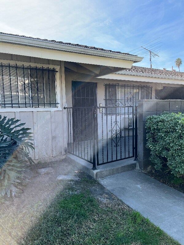 Primary Photo - 10771 S Magnolia Ave