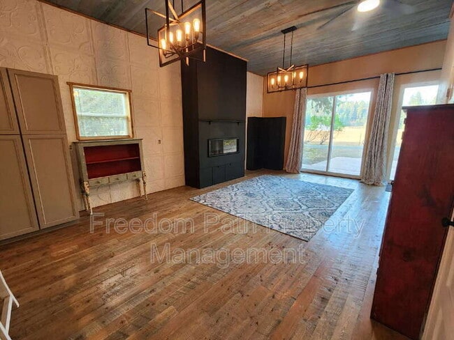 Building Photo - 20 Lilac Ln