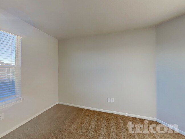 Foto del edificio - 15012 Custis Ln