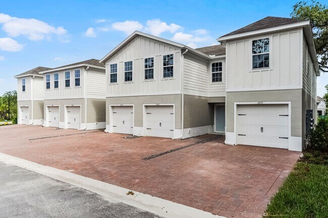 Foto del edificio - Brand New ~ 3/2.5 End Unit Townhome w/ Stylish Upgrades!