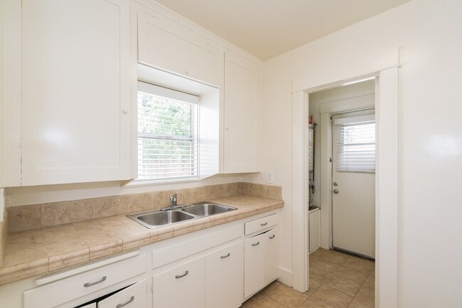 Building Photo - 1718