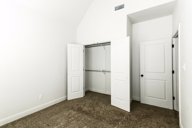 Foto del edificio - NO DEPOSIT / 6 month or 12 month lease acc...