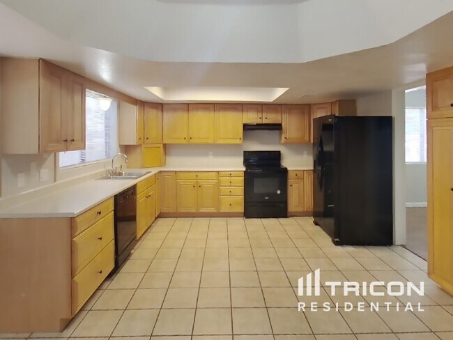 Building Photo - 401 E San Pedro Ave
