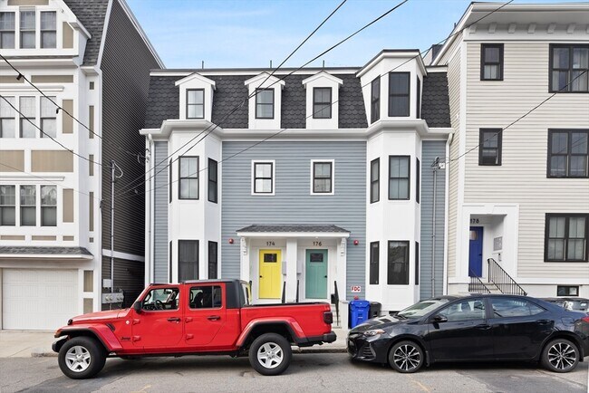 Building Photo - 174 W 7th St