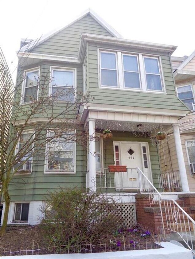 Primary Photo - 297 Ege Ave