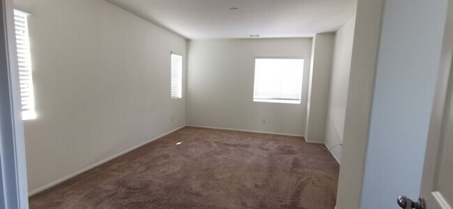 Building Photo - Beautiful large 3 bedroom home in Eastvale!