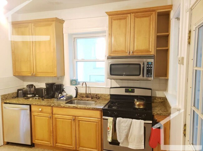Foto del edificio - Close to Coolidge Corner, In-Unit Washer a...