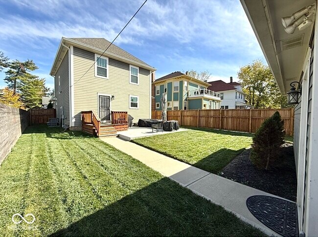 Building Photo - 836 N Beville Ave