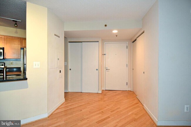 Foto del edificio - 7500 Woodmont Ave