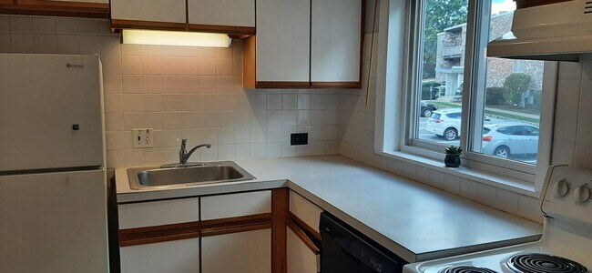 Foto del edificio - 63 Lionel Ave