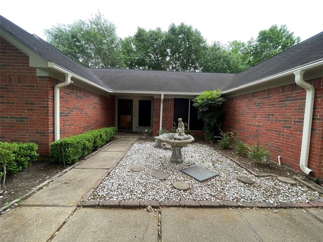 Foto del edificio - 7110 Pembrough Ln