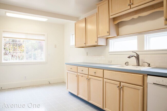 Building Photo - 3 br, 1.5 bath House - 5528 Woodlawn Ave N