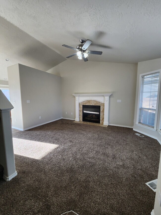 Building Photo - "Charming 4-Bedroom Boise Retreat with Cozy Fireplace and Spacious Living!"