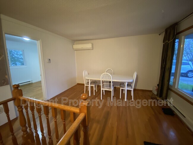 Photo du bâtiment - 1556 Redwood Dr