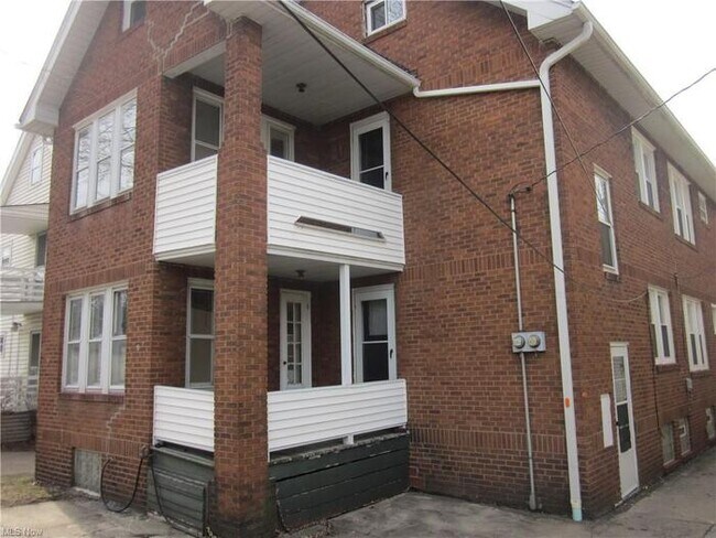 Building Photo - 2029 Lewis Dr Lower Unit